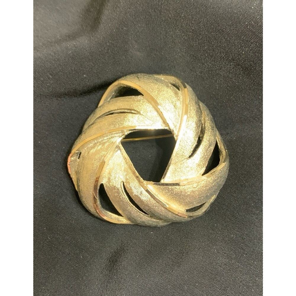 Vintage‎ BSK Light Gold Tone Knot Brooch Signed
